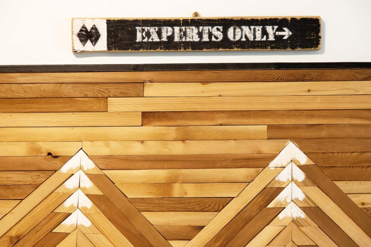 Bright Suite At Ski In/Out Glacier Lodge! ウィスラー エクステリア 写真