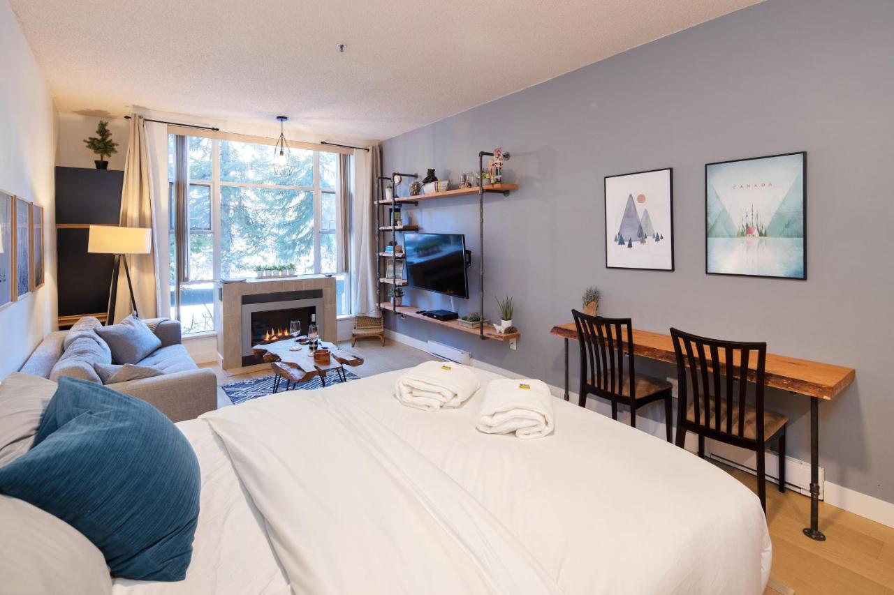 Bright Suite At Ski In/Out Glacier Lodge! ウィスラー エクステリア 写真