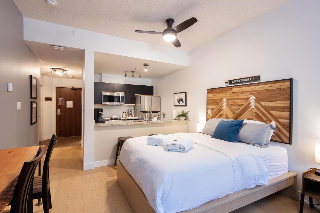 Bright Suite At Ski In/Out Glacier Lodge! ウィスラー エクステリア 写真