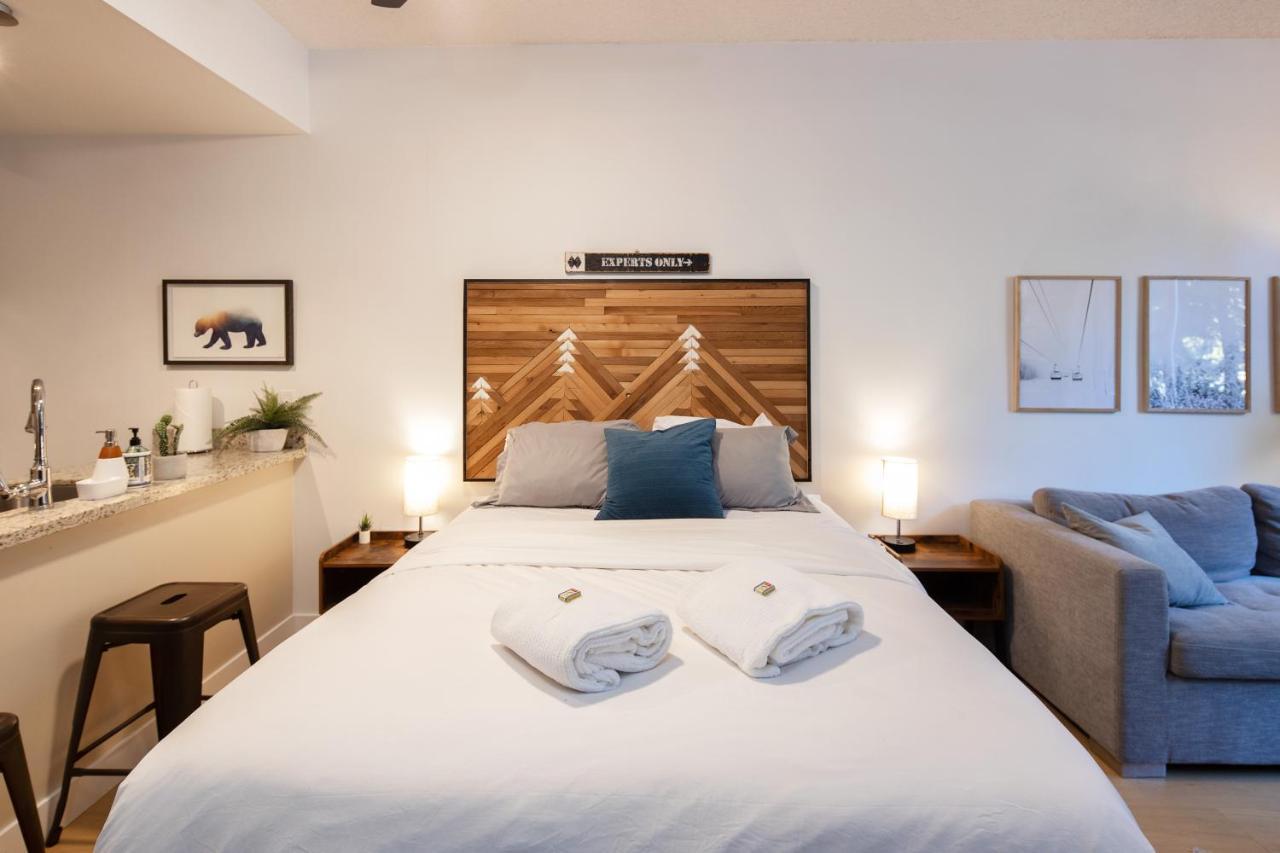 Bright Suite At Ski In/Out Glacier Lodge! ウィスラー エクステリア 写真