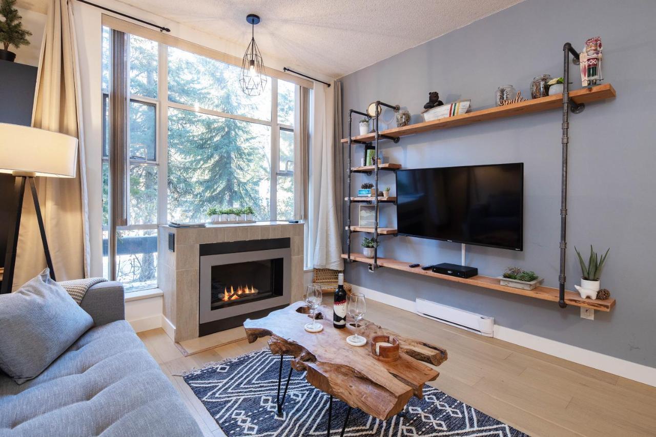 Bright Suite At Ski In/Out Glacier Lodge! ウィスラー エクステリア 写真