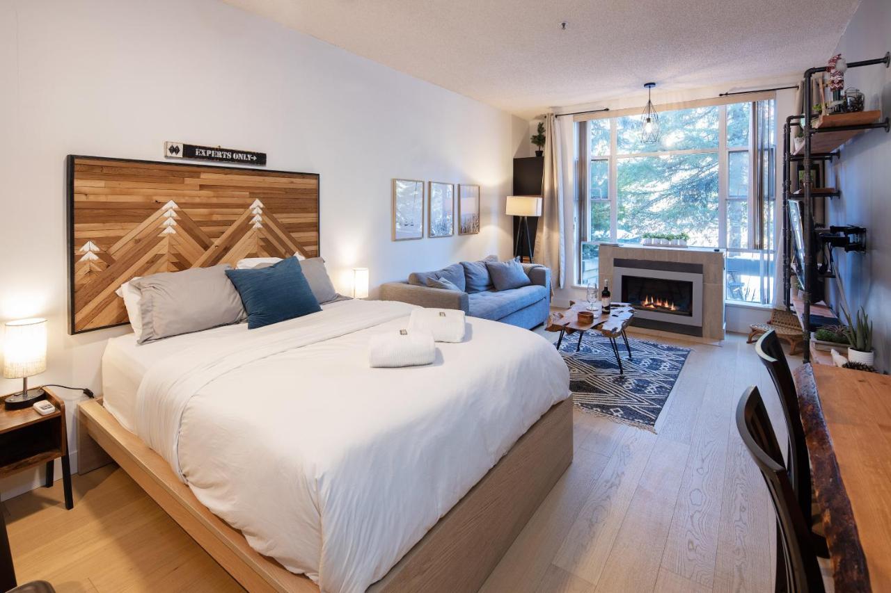 Bright Suite At Ski In/Out Glacier Lodge! ウィスラー エクステリア 写真