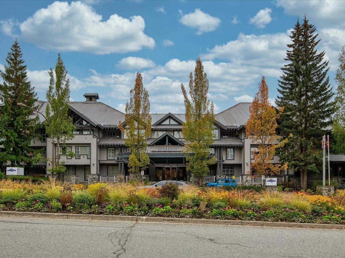 Bright Suite At Ski In/Out Glacier Lodge! ウィスラー エクステリア 写真